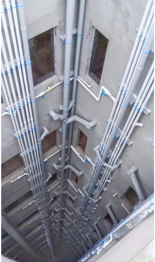 Plumbing pipe riser installation in a building shaft